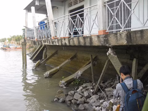 Phà đâm nhà dân, hành khách kinh hoàng ảnh 1