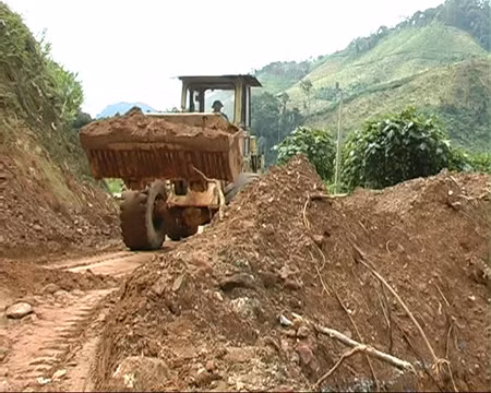Bình Định khai thông hầu hết các tuyến đường bị sạt lở ảnh 1