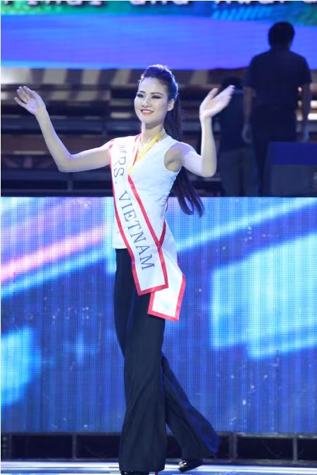 Tặng trống đồng Thanh Hoá cho BTC Mrs World ảnh 2