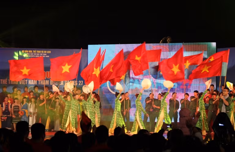 Các ca sỹ 'tiếp lửa' cho SEA Games ảnh 10