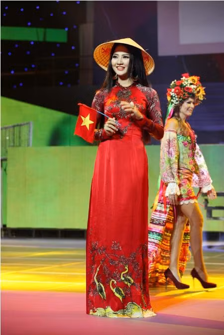 Áo dài, nón lá và cờ Việt Nam sẽ tung bay trên sân khấu chung khảo Mrs World ảnh 3