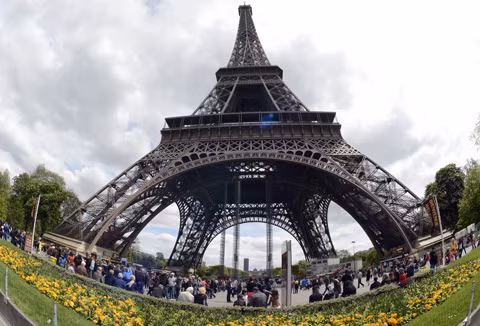 Bán đấu giá một khúc tháp Eiffel ảnh 1