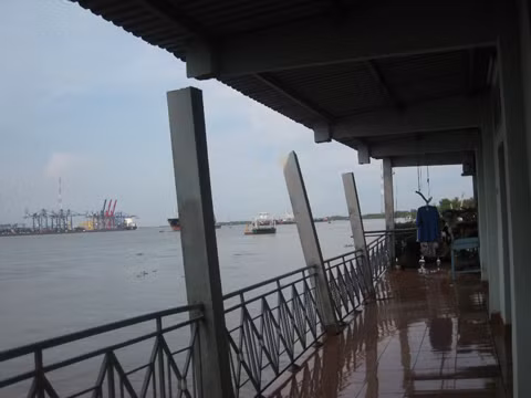Phà đâm nhà dân, hành khách kinh hoàng ảnh 2