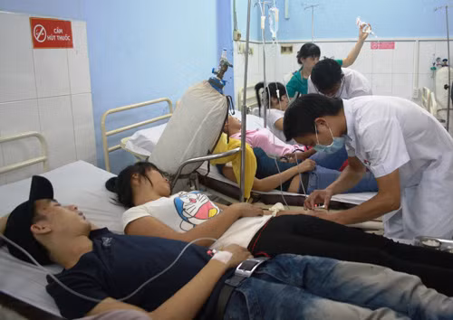 Nguy cơ ngộ độc thực phẩm tập thể dịp cuối năm ảnh 1