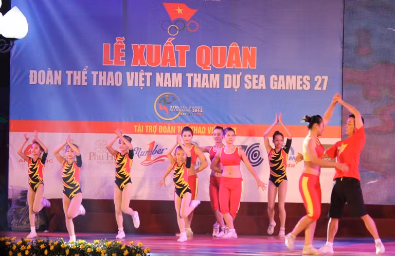 Các ca sỹ 'tiếp lửa' cho SEA Games ảnh 4