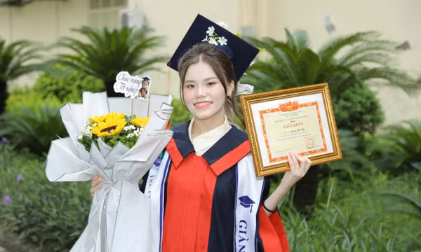 Từng muốn bỏ học vì hoàn cảnh, cô gái người Mông tốt nghiệp cử nhân loại xuất sắc
