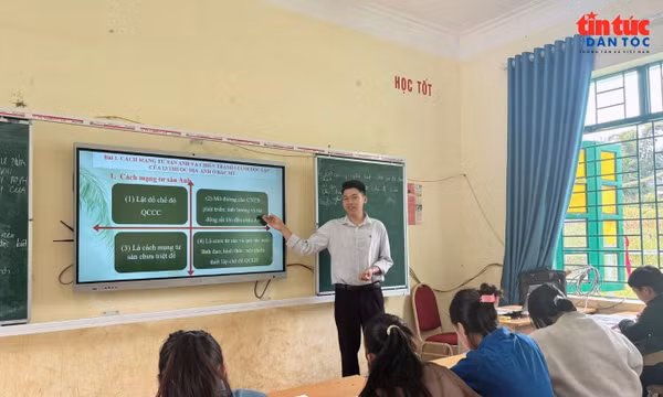Từ cậu bé chăn trâu đến thầy giáo gieo chữ nơi rẻo cao 