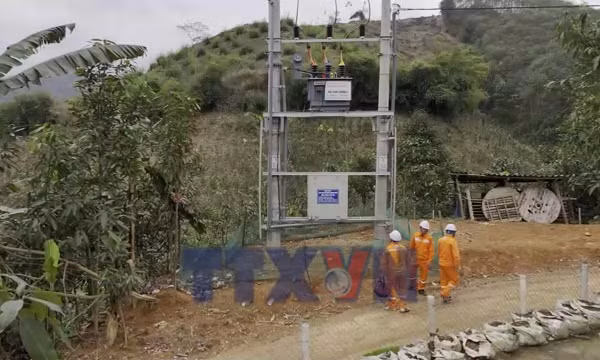 Vượt núi, băng rừng, thắp sáng bản xa