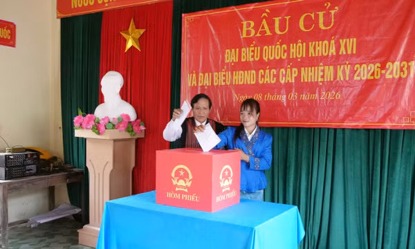 Rộn ràng ngày hội bầu cử sớm ở xã miền núi biên giới Trường Sơn