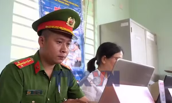 Ngược núi hỗ trợ dịch vụ công cho đồng bào Cor