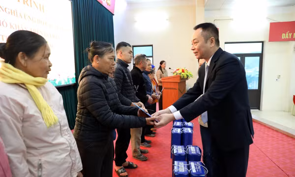 TTXVN trao tặng quà Tết cho các hộ gia đình khó khăn xã Tân Trào, Tuyên Quang
