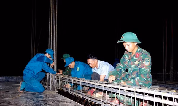 Sớm hoàn thành những ngôi trường mới: Màu áo lính trên công trường vùng biên