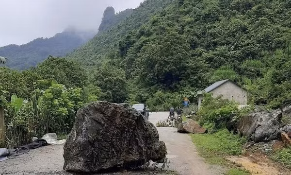 Cảnh báo đá lở từ vách núi gây nguy hiểm ở Cao Bằng