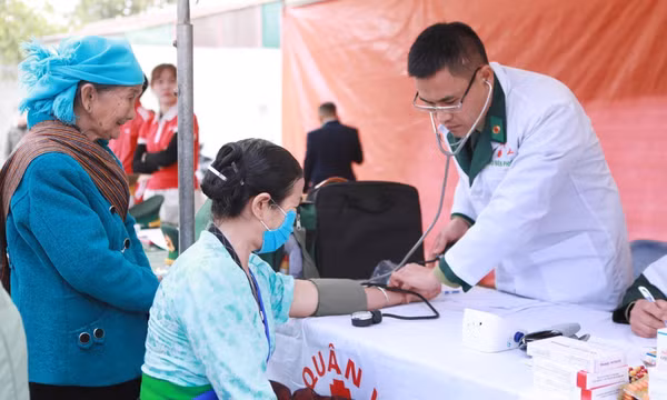 Mang mùa Xuân ấm áp đến với đồng bào biên giới Lai Châu