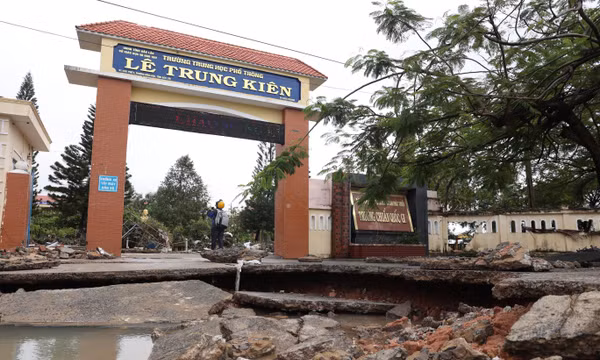Quyên góp, hỗ trợ học sinh vùng lũ để các em sớm trở lại học tập