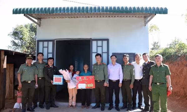 Niềm vui của các hộ dân biên giới Lâm Đồng được nhận nhà trước thềm năm mới