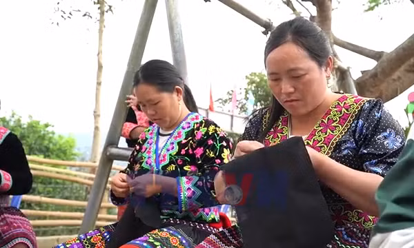 Nghề thêu thủ công giúp phụ nữ vùng cao tăng thu nhập