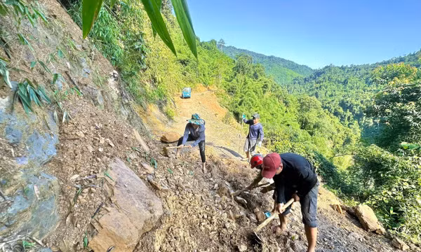 Dân bản Na Ngân khắc phục tuyến đường độc đạo bị sạt lở do mưa lớn