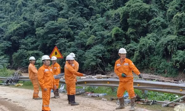 Lào Cai khôi phục, cấp điện trở lại cho trên 9.300 khách hàng sau mưa lũ