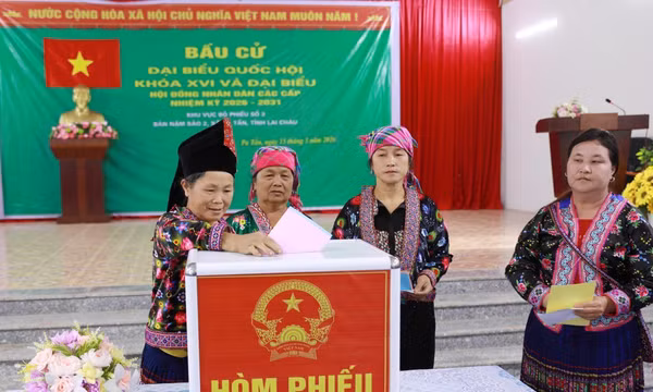 Đồng bào các dân tộc xã biên giới Pa Tần vui ngày hội non sông