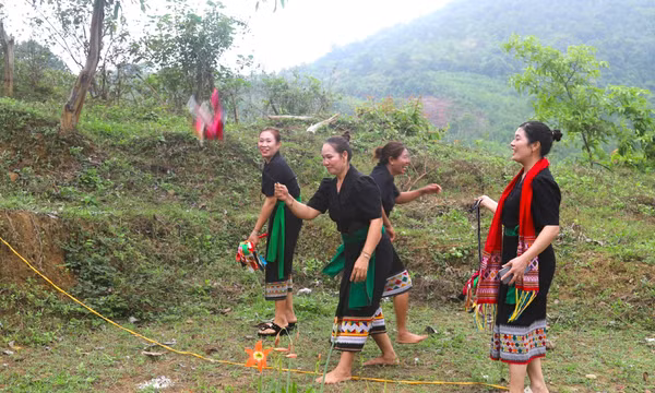 Nghệ An: Độc đáo trang phục truyền thống của đồng bào dân tộc Ơ Đu