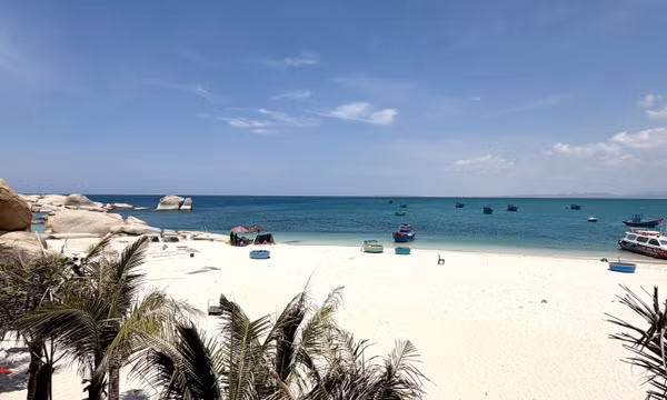 Hòn Cau - 'viên ngọc xanh' hút khách giữa biển khơi Lâm Đồng