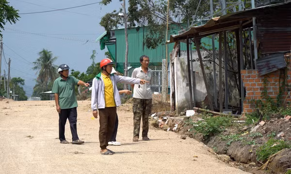 Hiến đất mở đường, góp sức xây dựng nông thôn mới