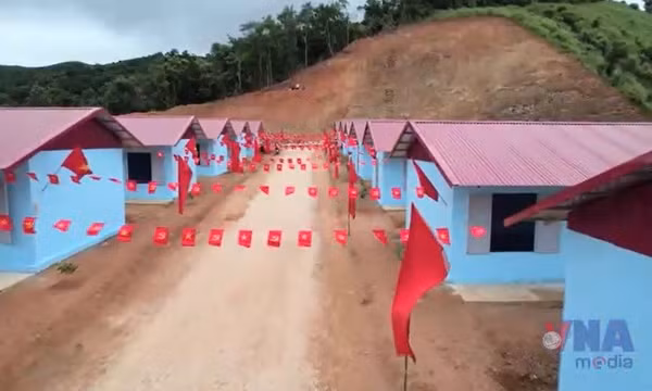Khánh thành, bàn giao nhà ở cho người dân Điện Biên 