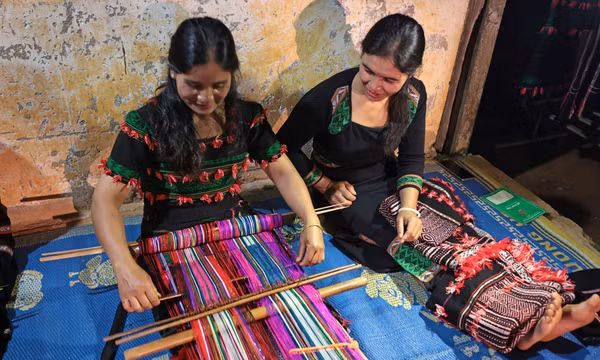 Gia đình chị H Lum dân tộc Mnông ở thôn Bon R Bút, xã Quang Sơn, Lâm Đồng, vay vốn ưu đãi trồng cà phê, dệt vải thổ cẩm cho hiệu quả tốt.