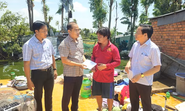 Đồng Tháp trao hỗ trợ cho người dân thiệt hại do dông lốc