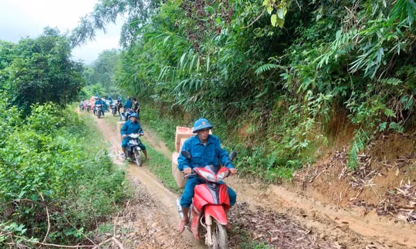 Xuyên đại ngàn Pù Huống hỗ trợ bản Na Ngân còn bị cô lập
