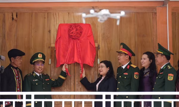 Bộ đội Biên phòng khánh thành và bàn giao ‘Nhà đại đoàn kết’ cho đồng bào dân tộc Chứt