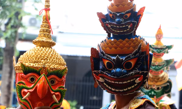 Lễ dâng nến và dâng bông đặc sắc trong văn hóa Phật giáo Nam tông Khmer