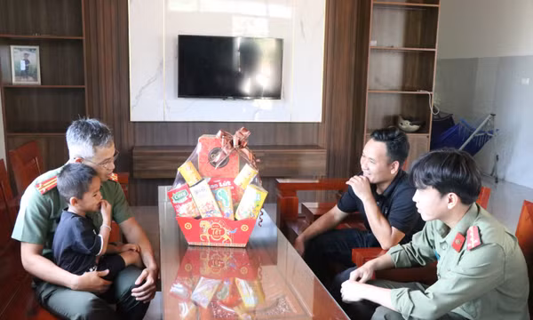 Tết hạnh phúc của 'con nuôi Công an xã'