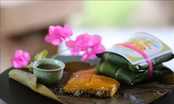 Giữ hồn Tết qua cặp bánh phu thê Đình Bảng