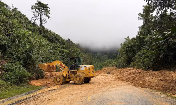 Đường Hồ Chí Minh qua Quảng Ngãi tiếp tục sạt lở, giao thông ách tắc
