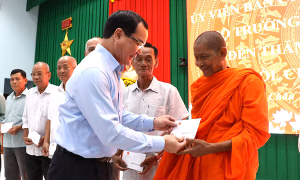 Bộ trưởng Bộ Dân tộc và Tôn giáo chúc Tết đồng bào Khmer Vĩnh Long