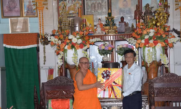 Chủ tịch Hội đồng Dân tộc Quốc hội chúc mừng đồng bào Khmer nhân Tết Chôl Chnăm Thmây
