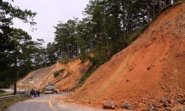 Phân luồng giao thông do sạt lở trên đèo Dran