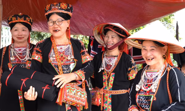 Đặc sắc phiên chợ 'mua may, bán rủi' dưới chân dãy Cham Chu hùng vĩ