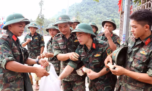 Sát cánh cùng người dân từng bước trở lại cuộc sống bình yên sau lũ dữ