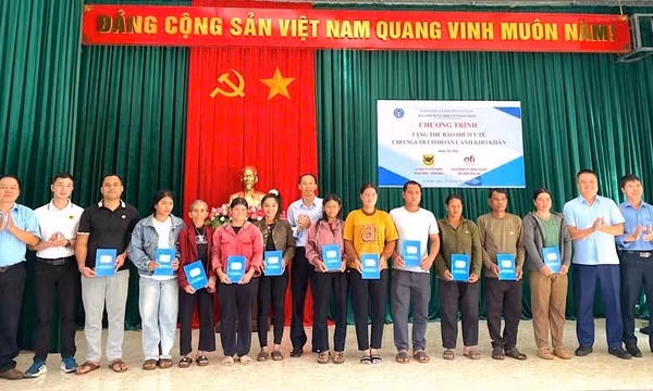 Trên 1.000 người dân khó khăn nơi biên giới được tặng thẻ bảo hiểm y tế