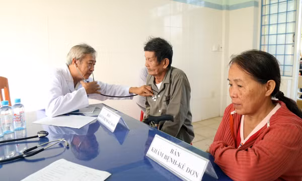 Lực lượng quân y Binh đoàn 15 thăm, khám sức khỏe cho các đối tượng chính sách, người có hoàn cảnh khó khăn và nhân dân bị ảnh hưởng bởi thiên tai, lũ lụt tại phường Quy Nhơn Đông (tỉnh Gia Lai). Ảnh: Quang Thái/TTXVN