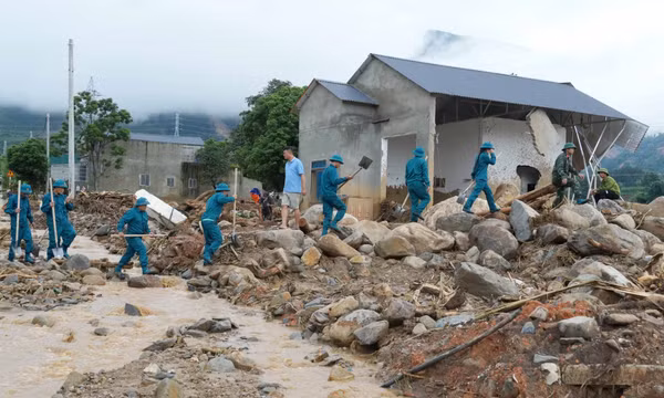 Dân quân tự vệ giúp người dân Mường Than khắc phục hậu quả sau lũ dữ