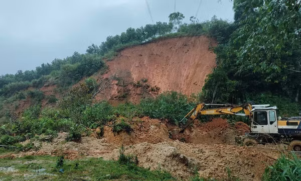 Quảng Ngãi: Đá trên núi ‘phủ kín’ mặt đường Hồ Chí Minh