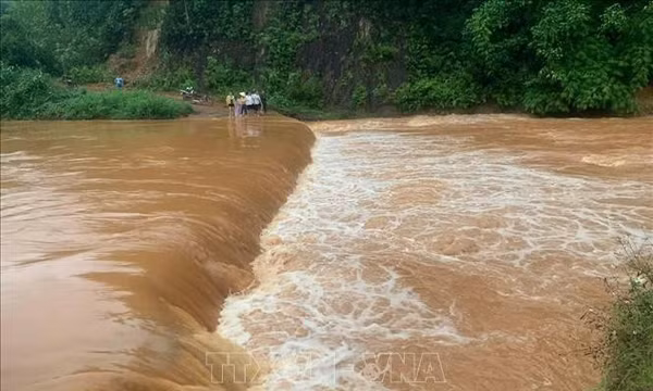 Tìm kiếm nạn nhân bị nước cuốn mất tích khi đánh bắt cá trên sông Pô Kô
