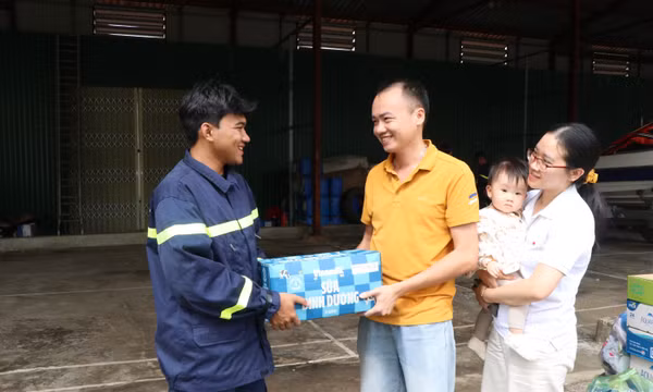 Ấm áp nghĩa tình hướng về đồng bào vùng bão