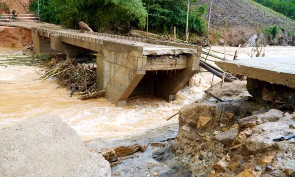 Lũ gây sập cầu cô lập gần 300 hộ dân ở Quảng Ngãi