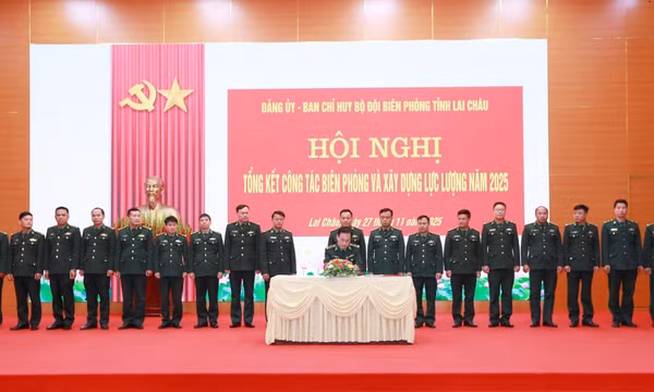 Bộ đội Biên phòng tăng cường về sinh hoạt tại chi bộ thôn, bản biên giới