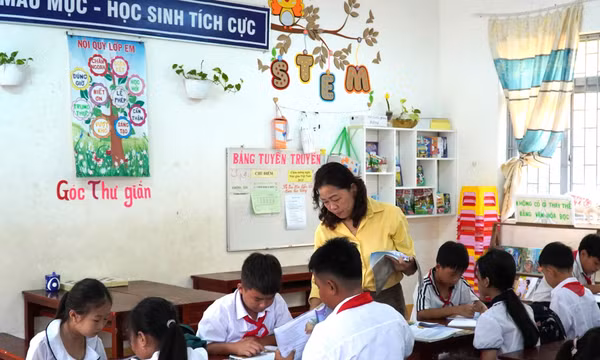 Vượt biển ra đảo gắn bó với sự nghiệp 'trồng người'